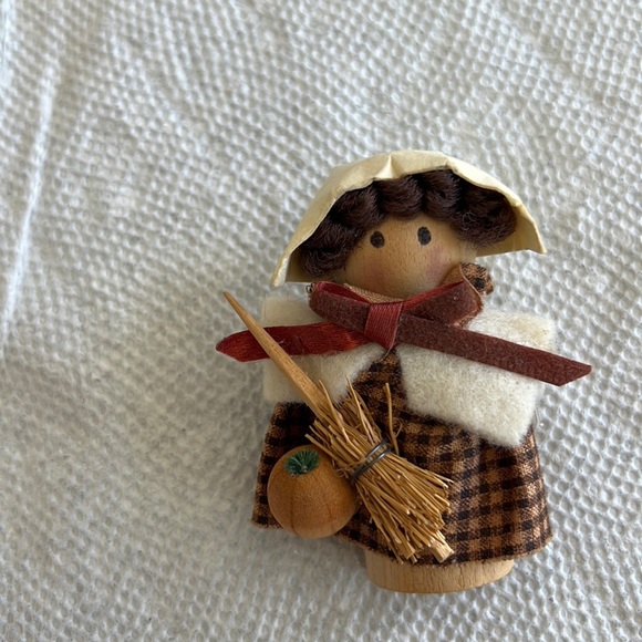 Pilgrim Pin - Picture 1 of 4